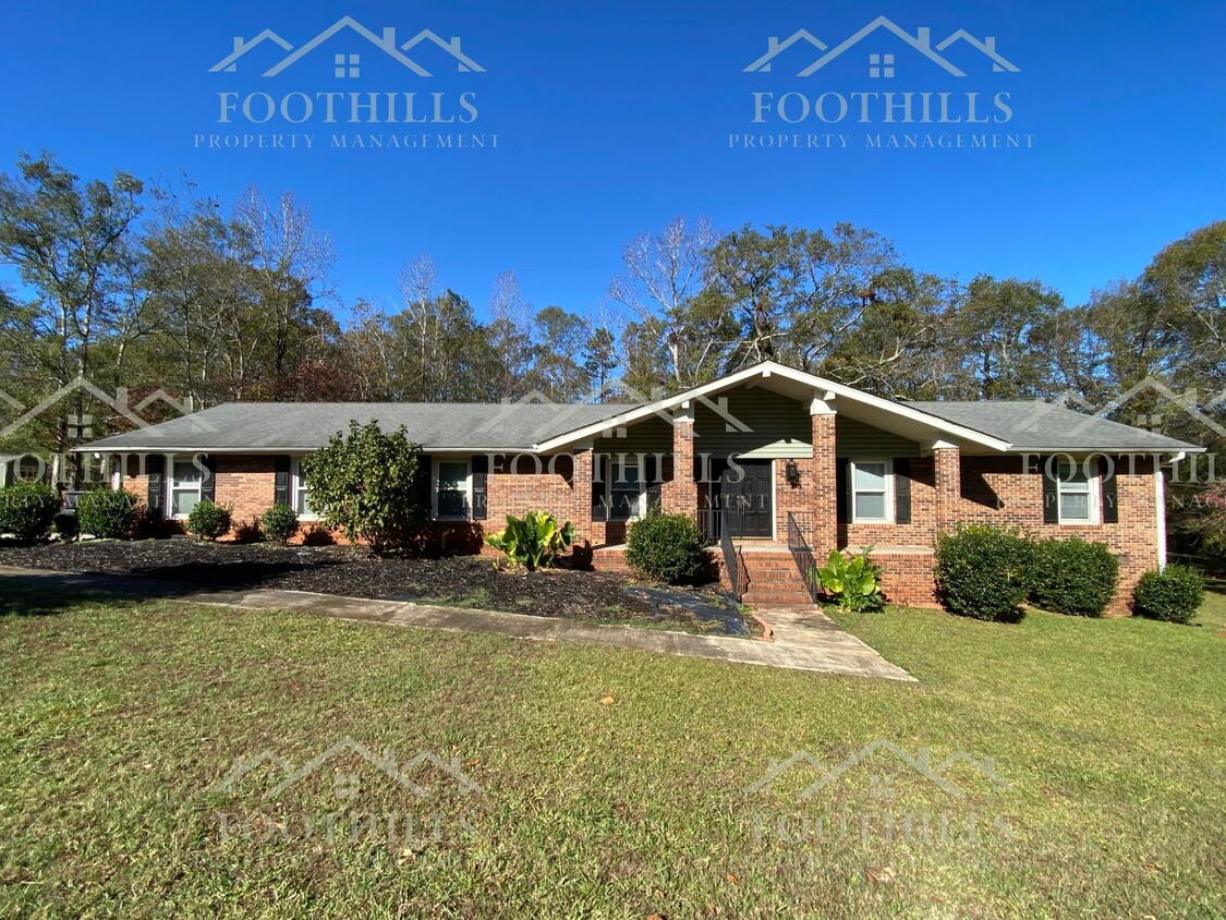 Foto principal - Quaint 3-Bedroom Brick Ranch with Custom T...