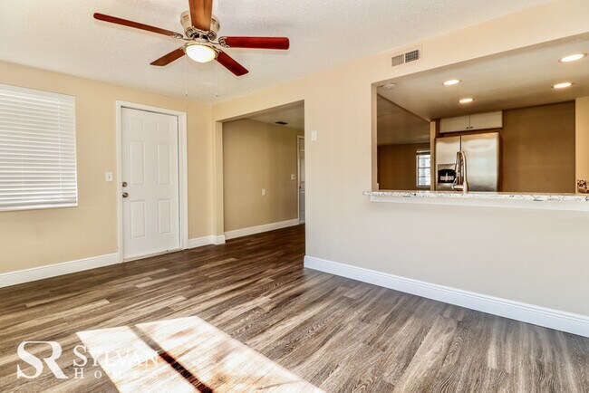 Building Photo - Spacious 2BR 1BA Hudson home now leasing!