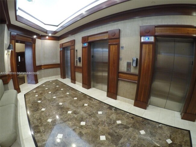 Foto del edificio - 20185 E Country Club Dr