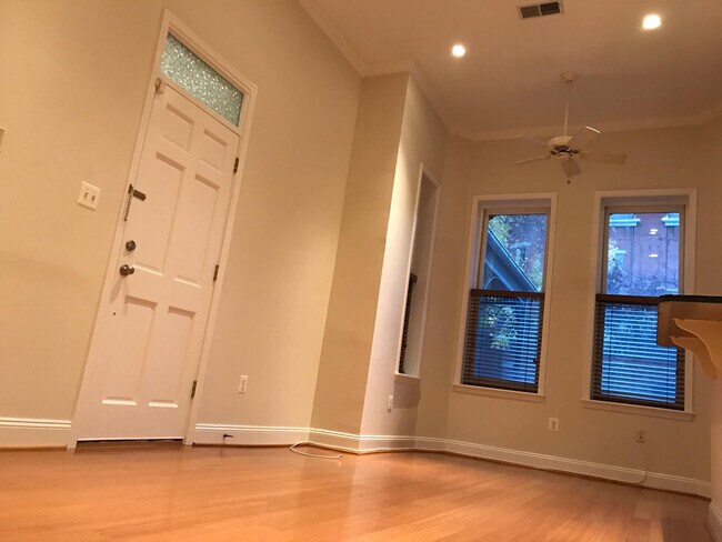 Sala de estar con techos de más de 3,35 metros de altura y ventilador de techo. - 1502 13th Street NW
