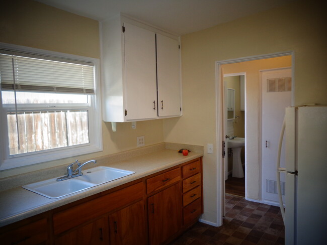 Kitchen - 2911 Central Ave