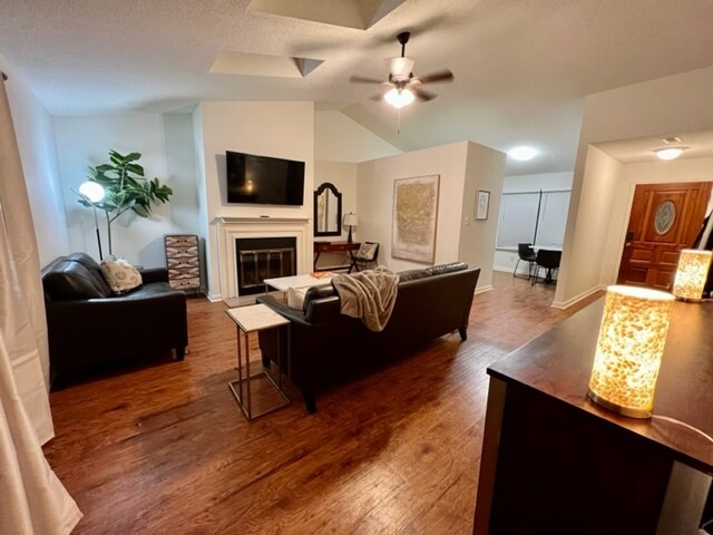 Foto del edificio - 1413 Willow Crossing Dr