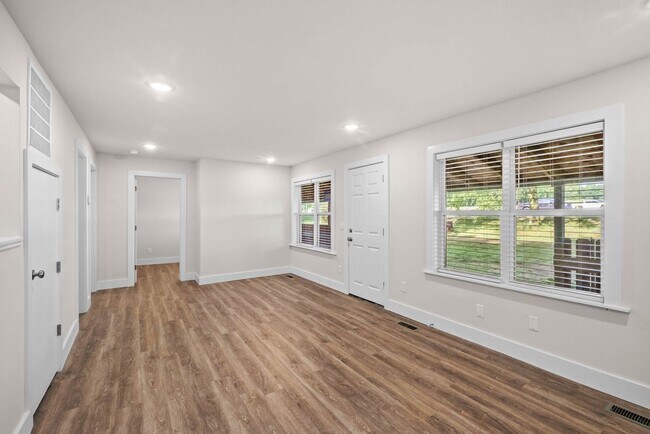 Foto del edificio - Freshly Remodeled 2 Bed, 1 Bath Home with Large Yard – Elkins, AR