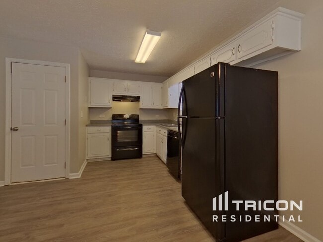 Foto del edificio - 24 Tanner Dr