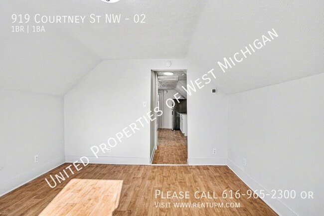 Building Photo - 919 Courtney St NW