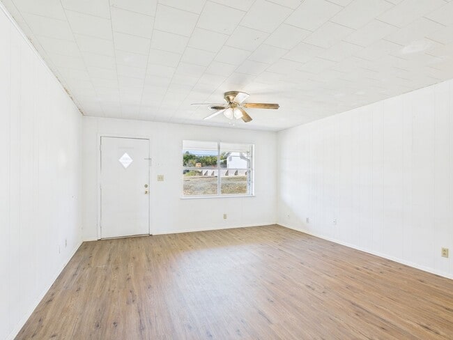 Building Photo - Unit 8