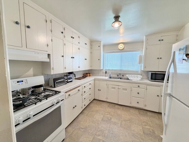 Building Photo - Beautiful 3 bed/1 bath unit in San Clemente
