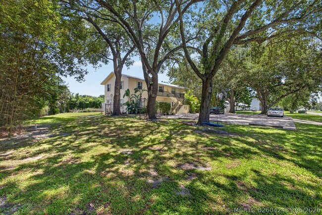 Foto del edificio - 708 SW Gardens Blvd