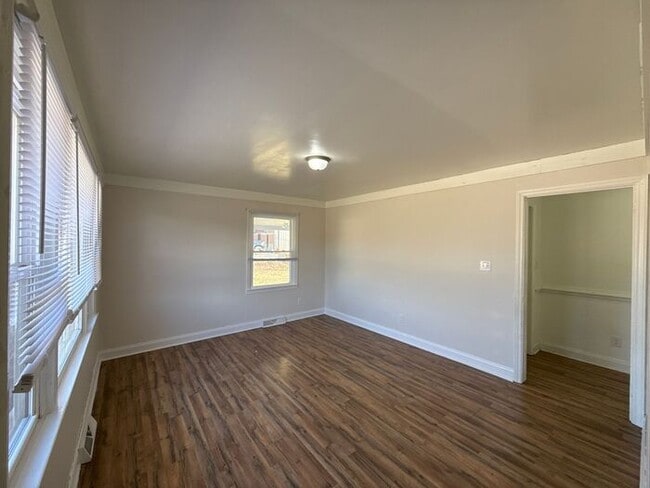 Foto del edificio - T.R. Lawing Realty Property