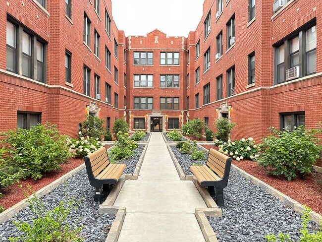 Building Photo - 3942 N Janssen Ave