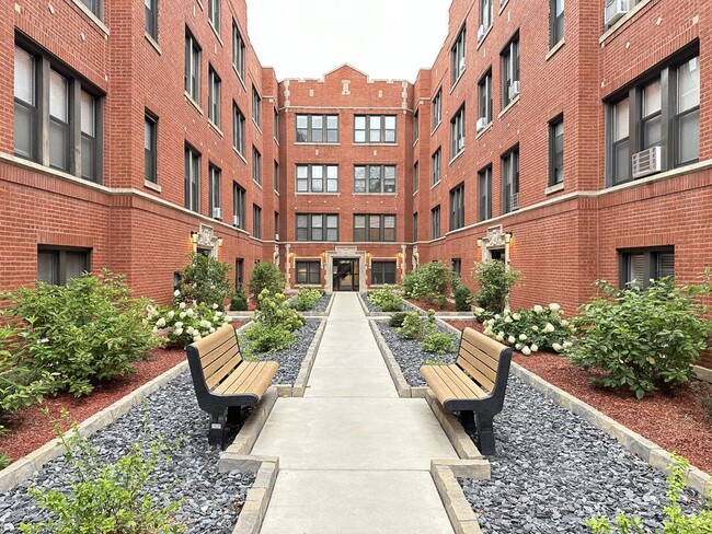 Building Photo - 3942 N Janssen Ave