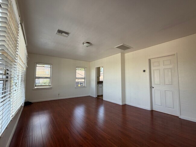 Foto del edificio - 10328 Silverton Ave
