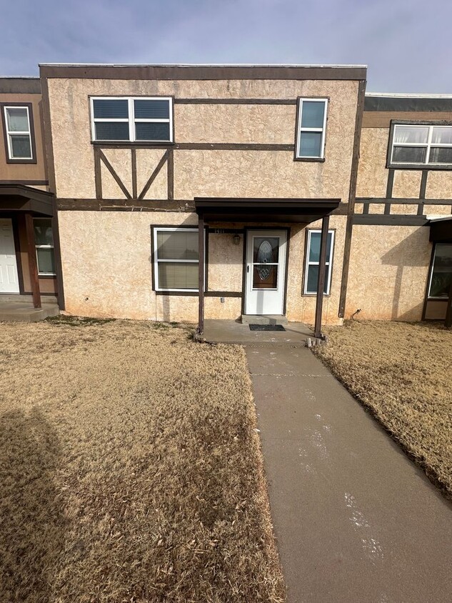 Primary Photo - Spacious 2 Bed Condo! Fully Fence Backyard...