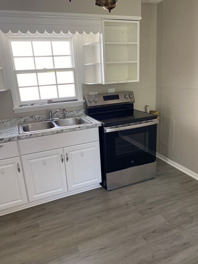 Building Photo - 3 BR, 1 BA House