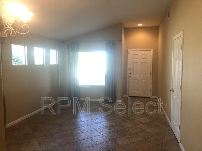 Foto del edificio - 230 Regency Park Cir