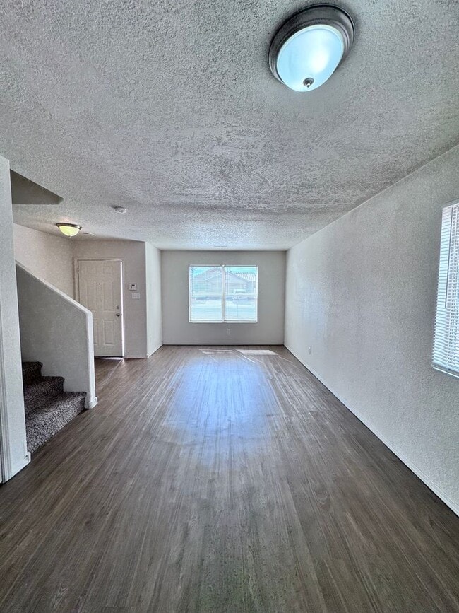 Foto del edificio - 4 bedroom 2.5 bath home-New Flooring