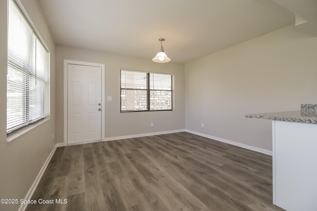 Building Photo - 568 Gardenia Cir