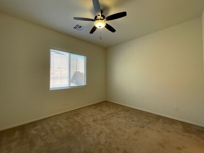 Foto del edificio - APPLY NOW - 949 N Gomez St