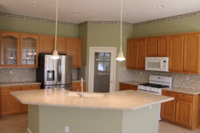Building Photo - Gorgeous 2 Bedroom plus an Office, 2 Bathr...