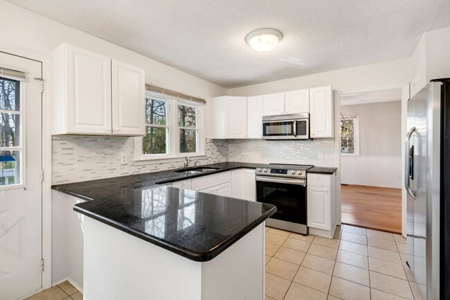 Building Photo - Just right 3 bedroom, 2 bath ranch with hardwoods and fenced yard!