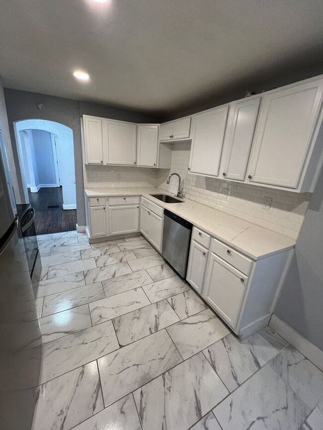 Building Photo - Spacious 5-Bedroom Home with Enclosed Porc...