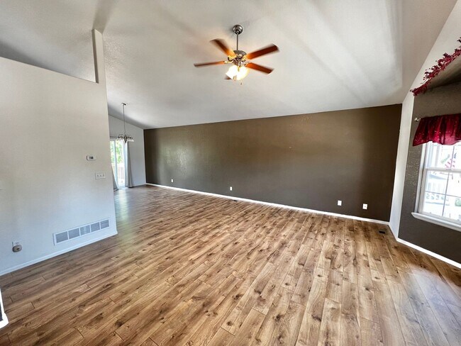Foto del edificio - Beautiful 3 bed 2.5 Bath Home in East Loveland, CO!