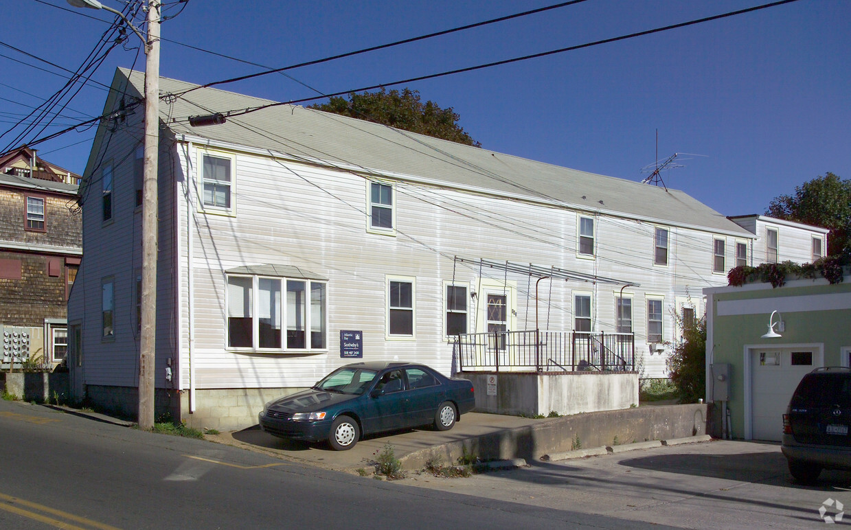 Primary Photo - 143 Bradford St