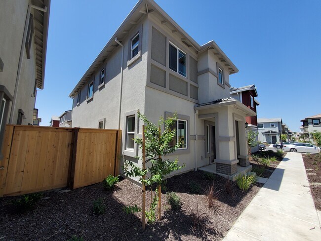Building Photo - Roseville Molino Cir