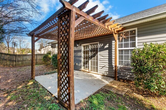 Building Photo - Beautiful Naturally-Lit home with Pergola