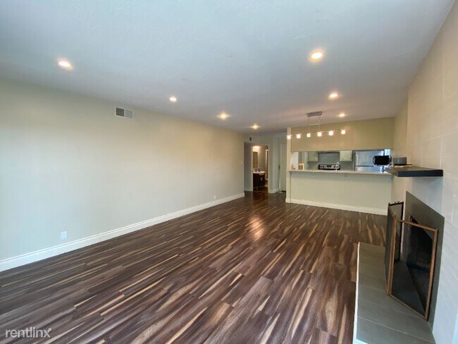 Building Photo - 2 br, 2 bath Townhome - 111 LONDON CT