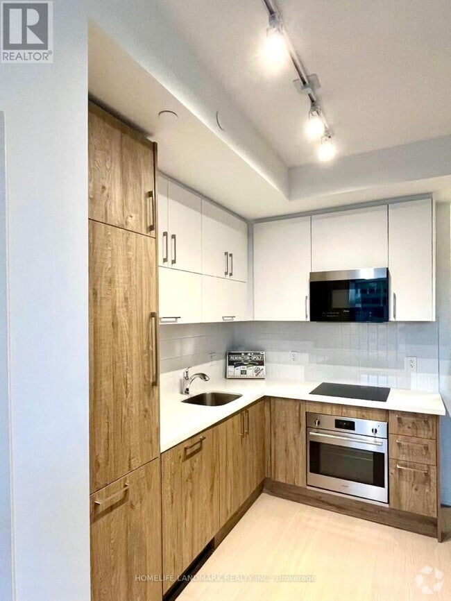 Building Photo - 38-D438 Andre de Grasse St