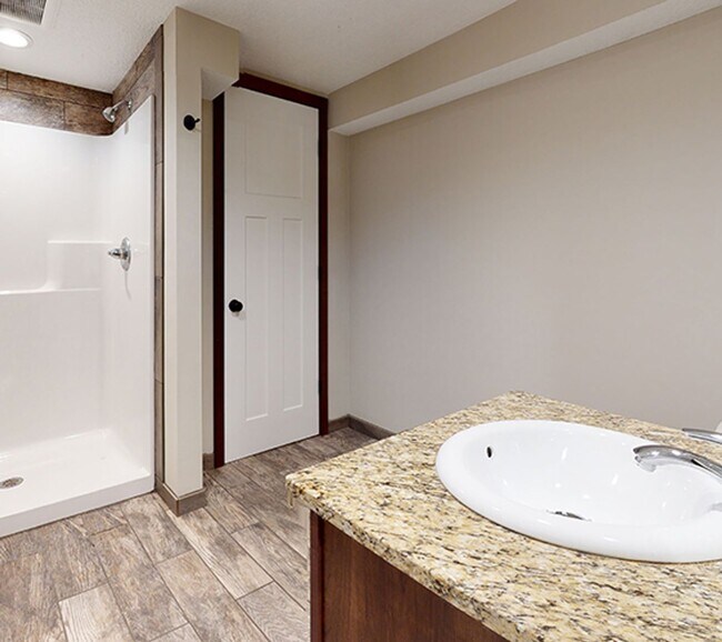 Building Photo - Affordable five bedroom house close to U o...
