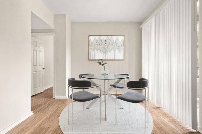 C243030_VerandaAtCenterField_1b1bROI_DiningRoom_02 - The Veranda at Centerfield