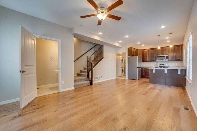 Building Photo - Stunning 3 Bedroom 2 Bathroom townhome in ...