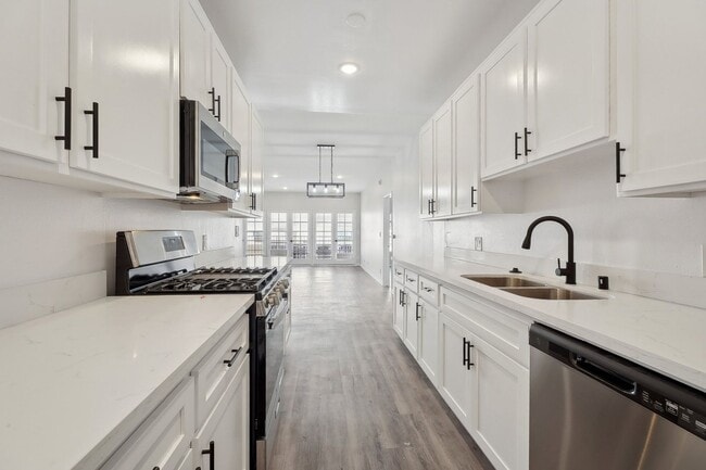Interior Photo - 1620 South Bentley Ave