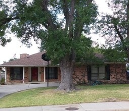Building Photo - 1908 Hood Cir