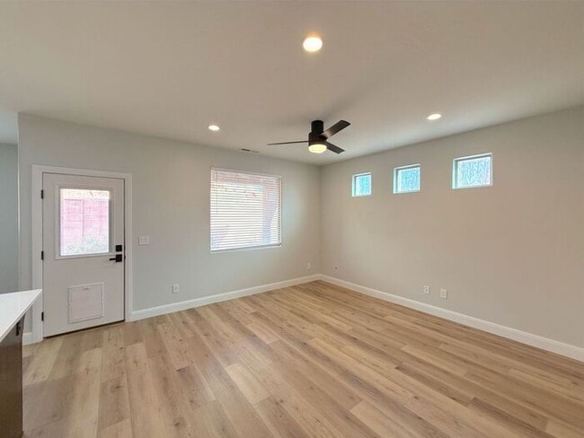 Building Photo - 4 bed, 2.5 bath duplex w/2 car garage