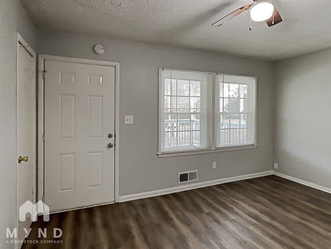 Building Photo - 245 Essex Dr