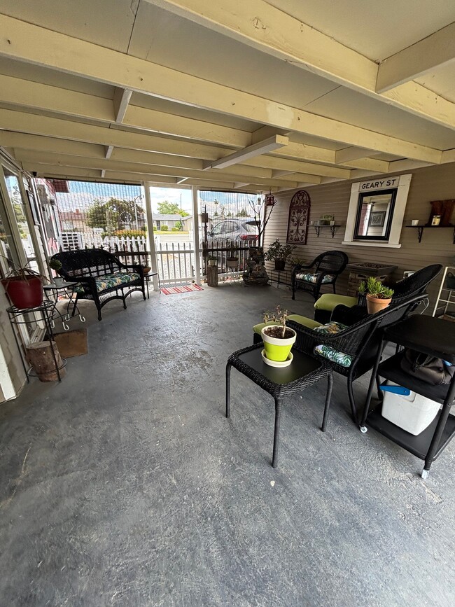 Foto del edificio - 653 S Laspina St