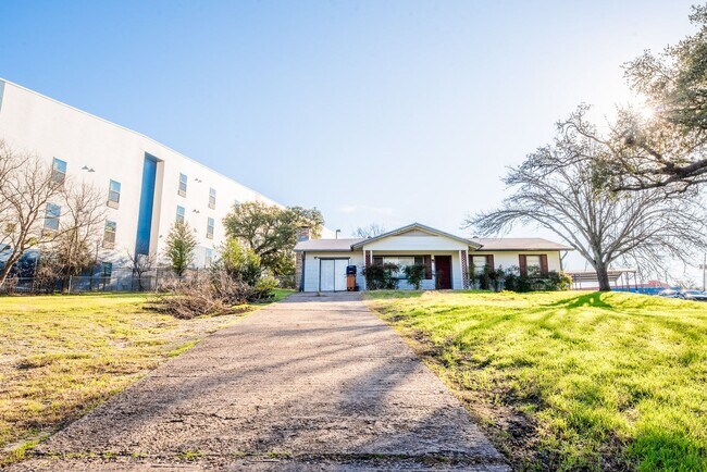 Foto del edificio - 12203 Waters Park Rd