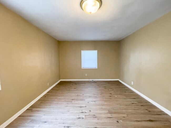 Foto del edificio - Hardwood Floors