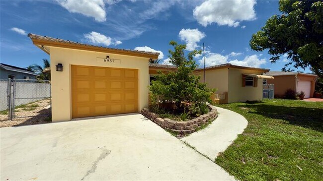Foto del edificio - 6957 NW 9th Ct