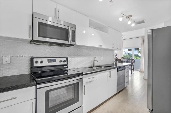 Building Photo - 500 Bayview Dr