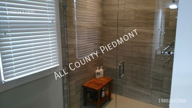 Foto del edificio - 913 Sedgefield Rd