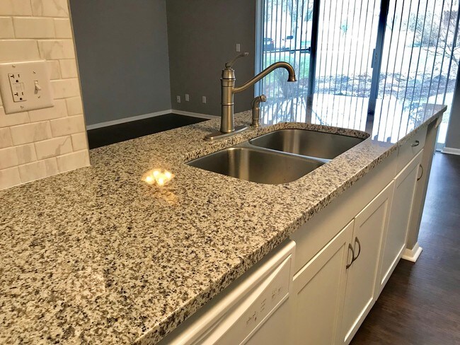 Foto del edificio - 1024 Hidden Landing Trl