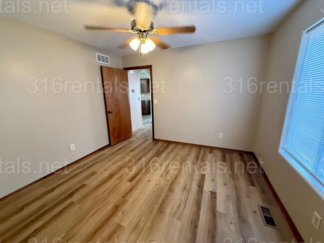 Foto del edificio - $1575 - 4 bedroom/ 2 bathroom - Gorgeous newly remodeled townhome!