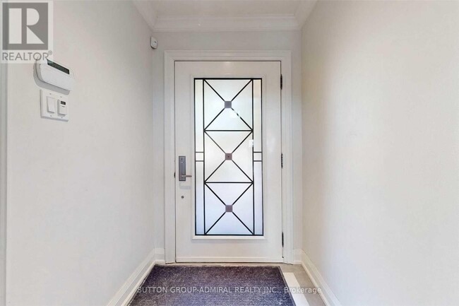 Building Photo - 15 Dundurn Crescent