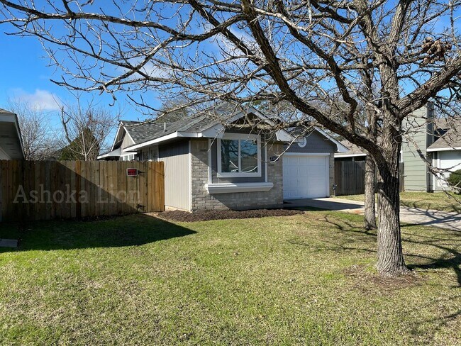 Building Photo - Cozy 2 bed 1 bath Home  Cozy home in the s...
