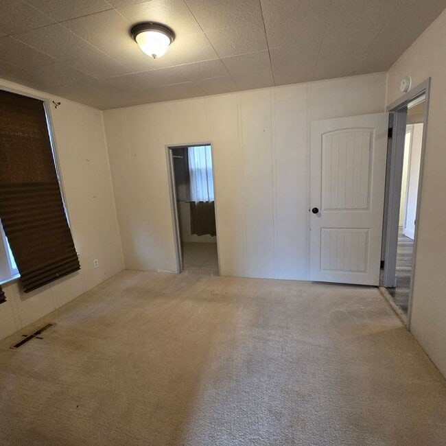 Building Photo - 617 W Main St