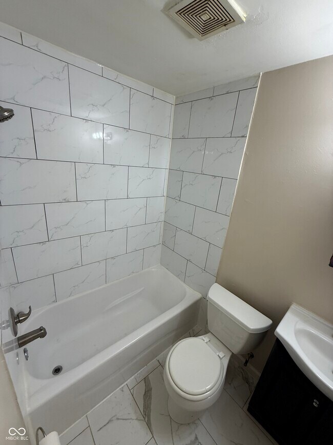 Foto del edificio - 10633 Central Ave